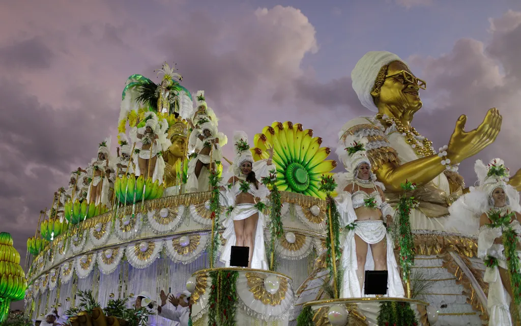 Přehlídka tanečních škol na Sambodromu během karnevalu v Riu 2018