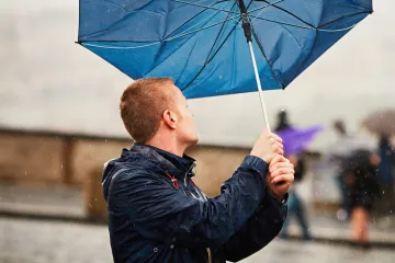 Silný vítr poškodil elektrické vedení, bez proudu ještě večer bylo sedm tisíc domácností
