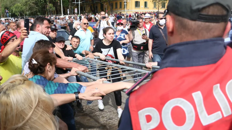Protesty proti demolici albánského Národního divadla