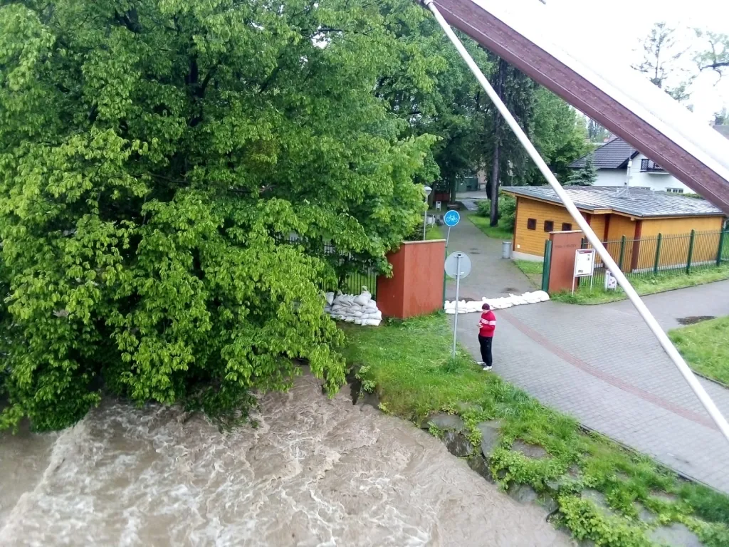 Rozvodněný tok Olše v Dětmarovicích