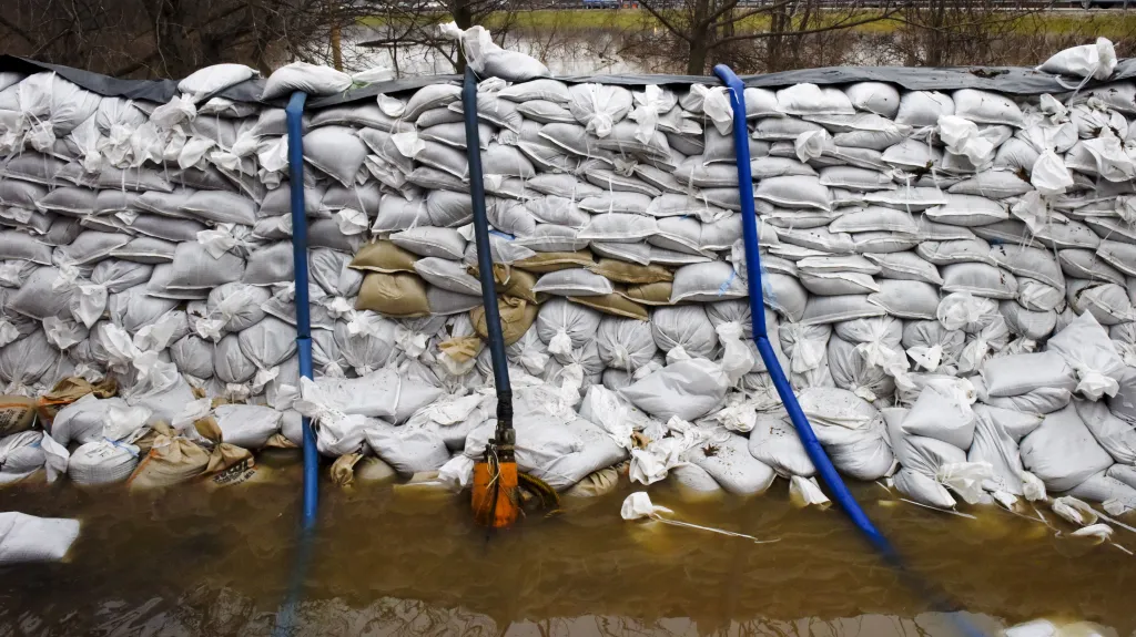 Pytle s pískem coby protipovodňové zábrany ve městě Arnold ve státě Missouri