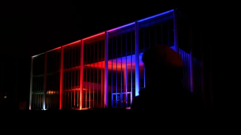 Památník Tomáše Bati ve Zlíně se rozsvítil do barev české trikolory, 17. 11. 2022