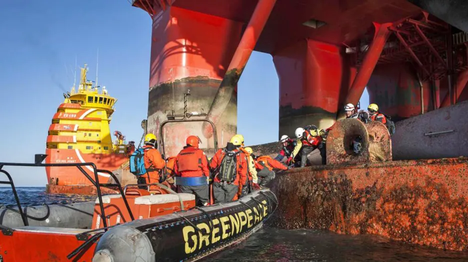 Aktivisté Greenpeace u ropné plošiny Statoil
