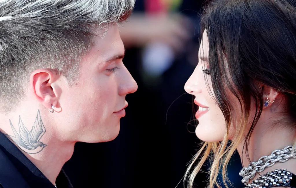 Mnoho podob vášní předvedli jak ve filmu „Joker“, tak i na červeném koberci Bella Thorneová a Benjamin Mascolo