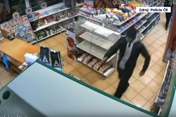 Za přepadení benzinky policie stíhá dva muže. Prvního za vraždu, druhého za loupež