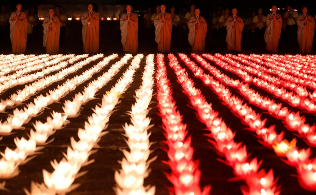 Miliony buddhistů oslavují Vesak
