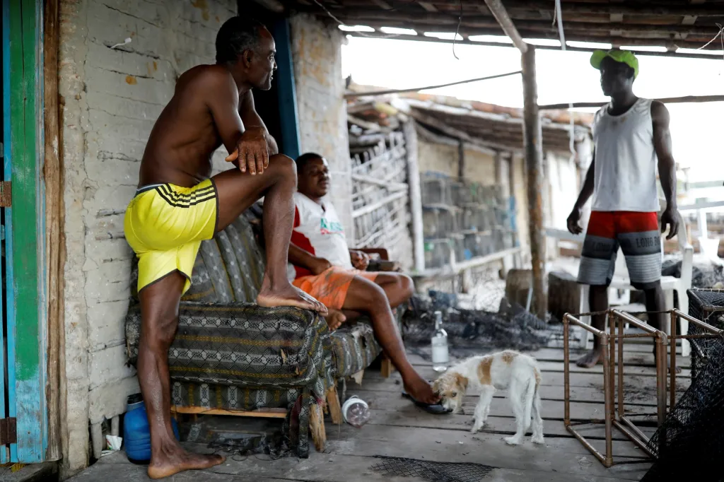 Přátelé dali Josemu přezdívku Upír kvůli jeho výrazným zubům, které často používá nejen k jídlu, ale i jako nástroj. Na fotografii je na návštěvě u sousedů