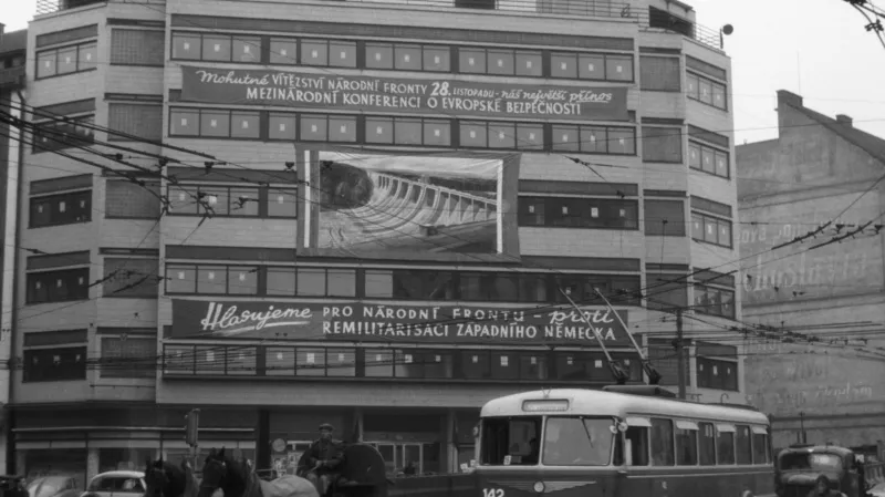 Trolejbus Škoda 7Tr před sekretariátem KSČ v Plzni