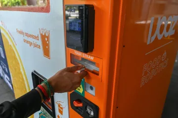 Student, který v Singapuru olízl brčko a vrátil ho do automatu, se vyhnul vězení