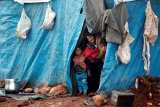 Syrsko-ruský nápor vyhnal z Idlibu milion lidí. Živoří v táborech, přespávají v autech i jeskyních