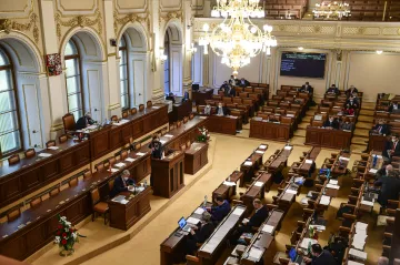 Na krizové ošetřovné by mohlo mít nárok víc lidí. Debatu o exekucích poslanci přerušili