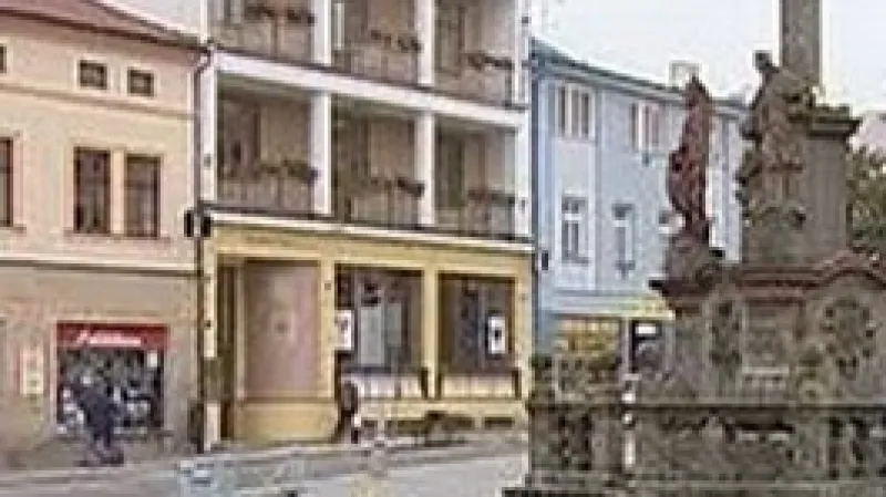 Krajský soud v Hradci Králové odsoudil starostu Dobrušky Petra Tojnara k peněžitému trestu.