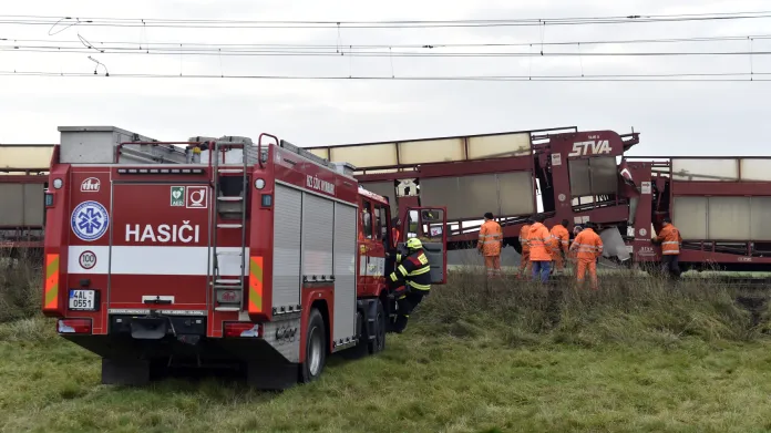 Srážka dvou nákladních vlaků a následné vykolejení jednoho z vagonů zastavily provoz na trati mezi Lysou a Kostomlaty nad Labem