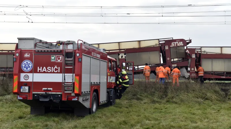Srážka dvou nákladních vlaků a následné vykolejení jednoho z vagonů zastavily provoz na trati mezi Lysou a Kostomlaty nad Labem