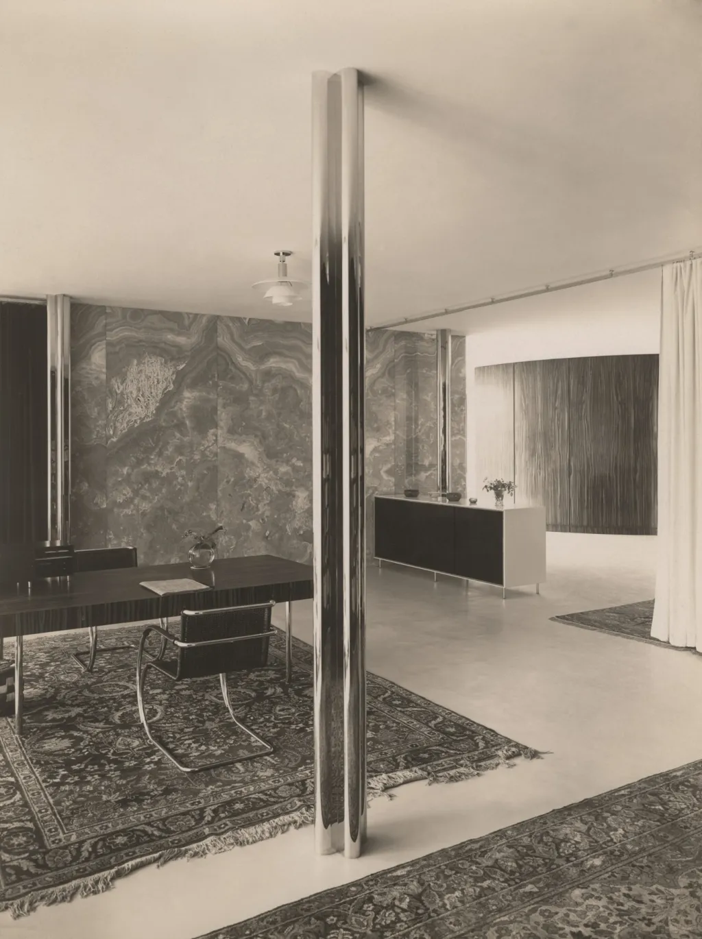 Fotografie není datována. Architekt Mies van der Rohe, Vila Tugendhat v Brně
