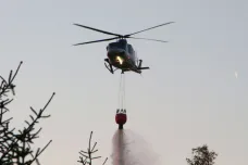 V Českém Švýcarsku hoří les, hasiči musí použít vrtulník