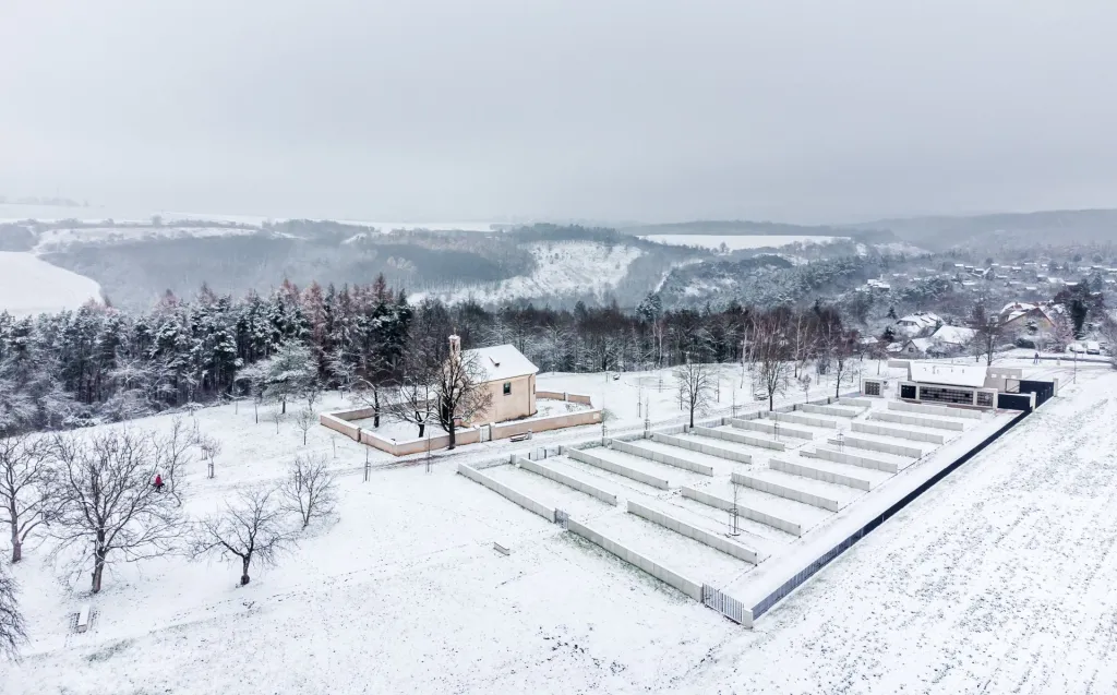 Finalistou se staly také zahrady se hřbitovem v Praze-Suchdole, realizace navržená Václavem Šubou a Jakubem Červenkou (Objektor architekti)