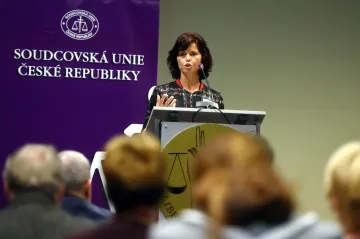 Vysvětlete výměnu Kněžínka za Zemanovu poradkyni, žádá Soudcovská unie