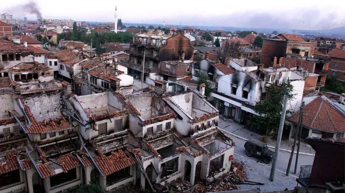 Pohled na jihokosovské město Peč poničené během leteckých útoků NATO (28. 6. 1999)