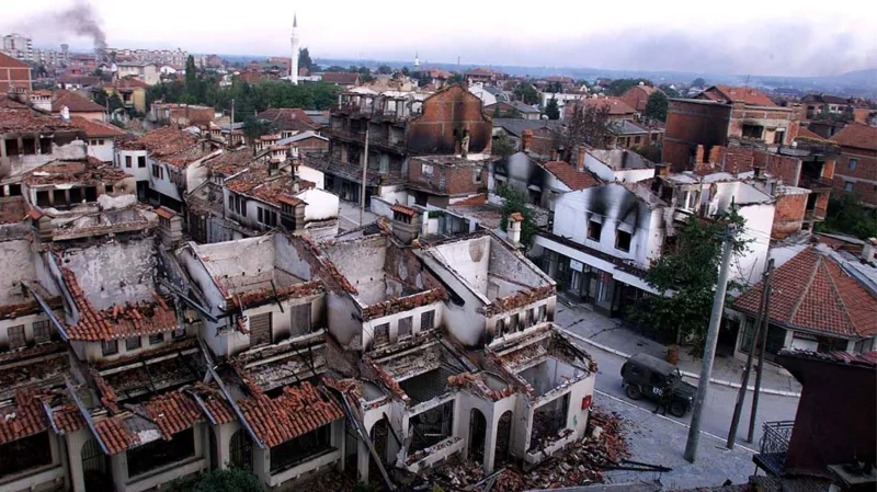 Pohled na jihokosovské město Peč poničené během leteckých útoků NATO (28. 6. 1999)