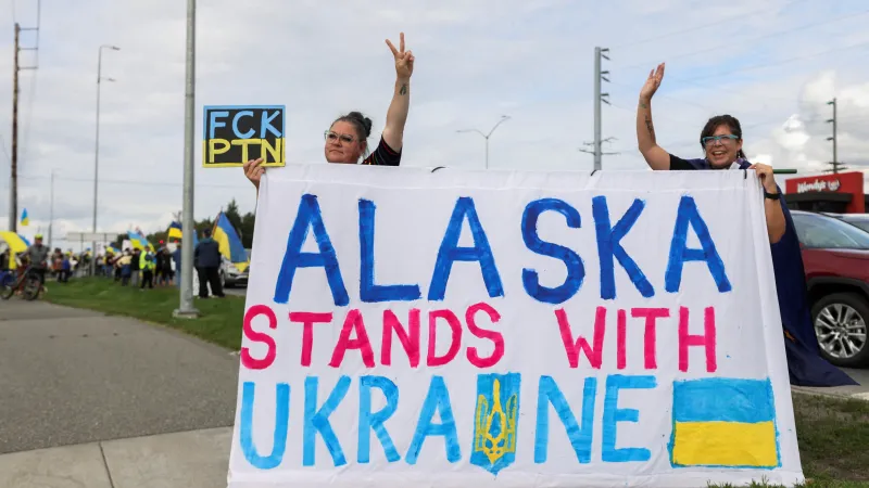 Demonstranti drží transparent na podporu Ukrajiny před setkáním amerického prezidenta Donalda Trumpa a ruského vládce Vladimira Putina
