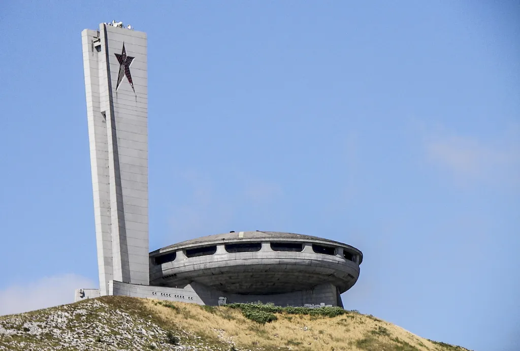 Památník bulharské komunistické strany ve městě Buzludzha z let 1974–1981