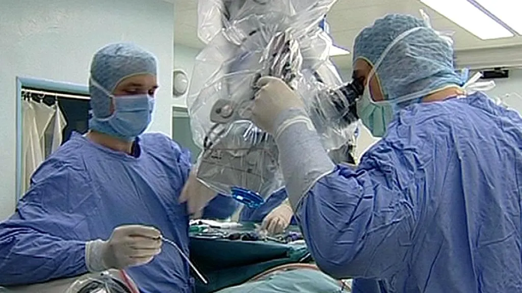 Lékaři při operaci