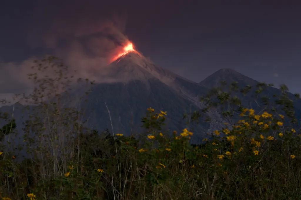 Vulkán Fuego chrlí horkou lávu ze svého kráteru u města Escuintla v Guatemale.