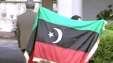 Vztyčení vlajky rebelů na libyjském velvyslanectví v Sofii