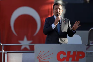 Erdoganův rival Imamoglu je ve vazbě a není už starostou