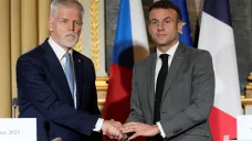 Český prezident Petr Pavel (vlevo) a jeho francouzský protějšek Emmanuel Macron
