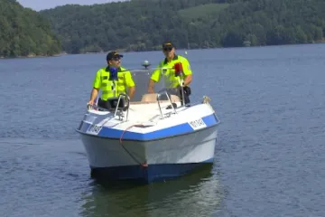 Policisté střeží bezpečnost na Dalešické přehradě