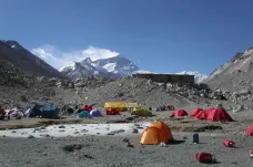 Na Everestu bují obchod s kradeným kyslíkem. Horolezcům může jít o život