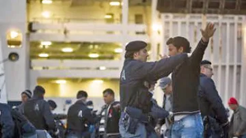 Italská policie prohledává severoafrické imigranty na Lampeduse