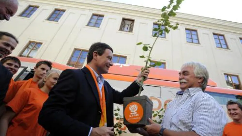 Rath a Urban pózují se stromkem
