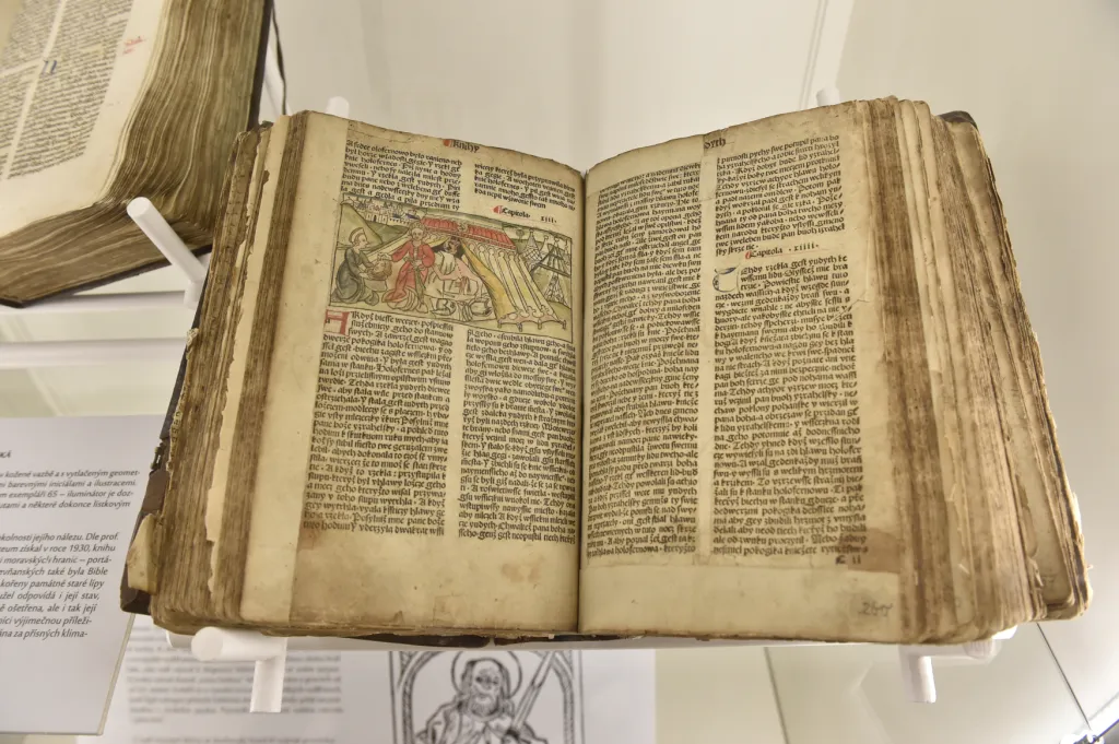 Dalšími vzácnými prvotisky ve výstavě jsou bible Kutnohorská z roku 1489 a Nový zákon z přelomu let 1497 a 1498, jehož se na světě dochovalo už jen osm kusů
