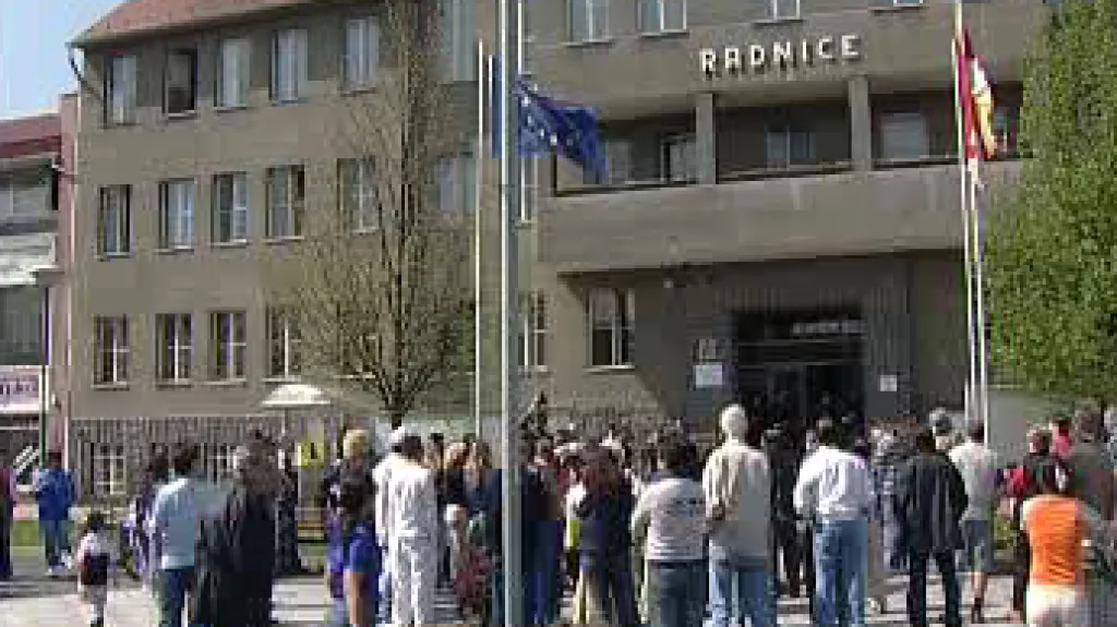 Demonstrace před litvínovskou radnicí