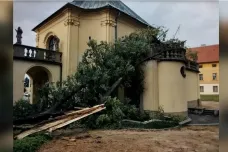 Moravu zasáhly silné bouřky včetně supercely, hasiči odstraňovali popadané stromy