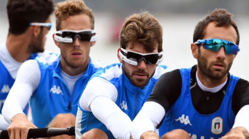 Italský tým veslařů a jeho pomocníci