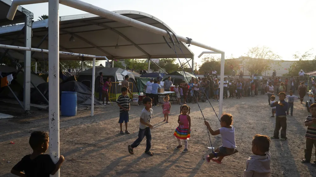 Uprchlický tábor pro rodiny s dětmi na americko-mexické hranici u města Matamoros