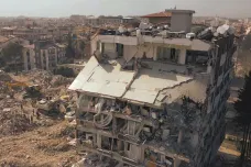 Pevná půda se stala po zemětřesení v Turecku tekutinou, domy se v ní topily