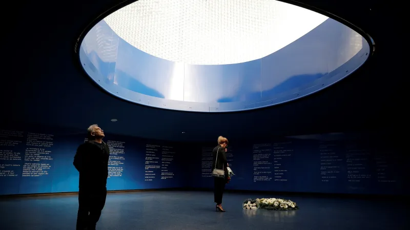 Lidé nosí květiny k památníku útoků na madridské stanici Atocha