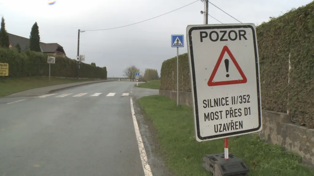 Uzavřená silnice u Měšína