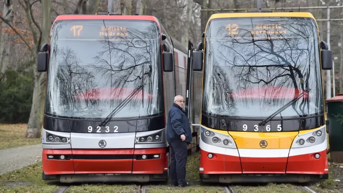 Tramvaje Škoda 15T (For City Alfa) vlevo s původním designem, vpravo ve verzi 15T4 vyráběné od roku 2015