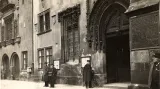 Doručovatel před Staroměstskou radnicí, 1935