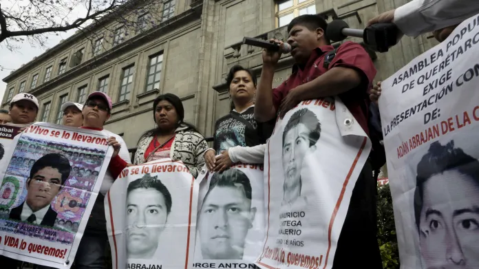 Příbuzní zmizelých studentů na jedné z četných demonstrací
