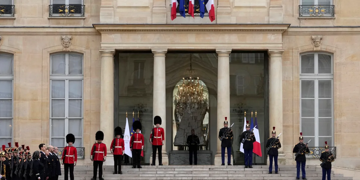 Britští a francouzští vojáci se zúčastnili střídání stráží, slavili tak 120 let Srdečné dohody