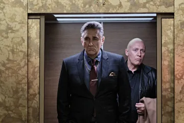 Ubal a zmiz, radí česká gangsterská komedie. Odkazuje k filmům Guye Ritchieho