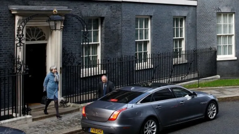Premiérka Theresa Mayová vyrazila z Downing Street do parlamentu,  Autor: Henry Nicholls,  Zdroj: Reuters