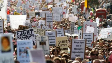 Demonstrace proti papežově návštěvě Británie